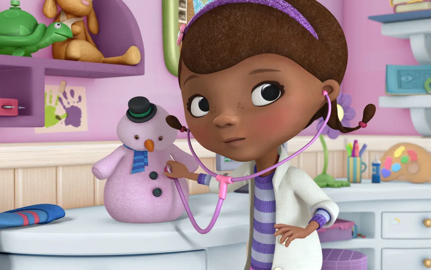 Doc McStuffins giving a pink coloured Chilly a check-up